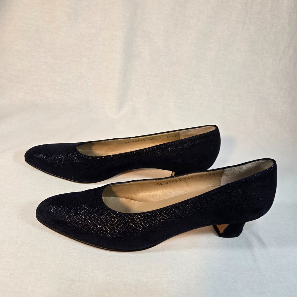 SALVATORE FERRAGAMO Quite Luxury Navy Leather Heels Pumps Size 8 4A LIKE NEW! - Picture 2 of 16